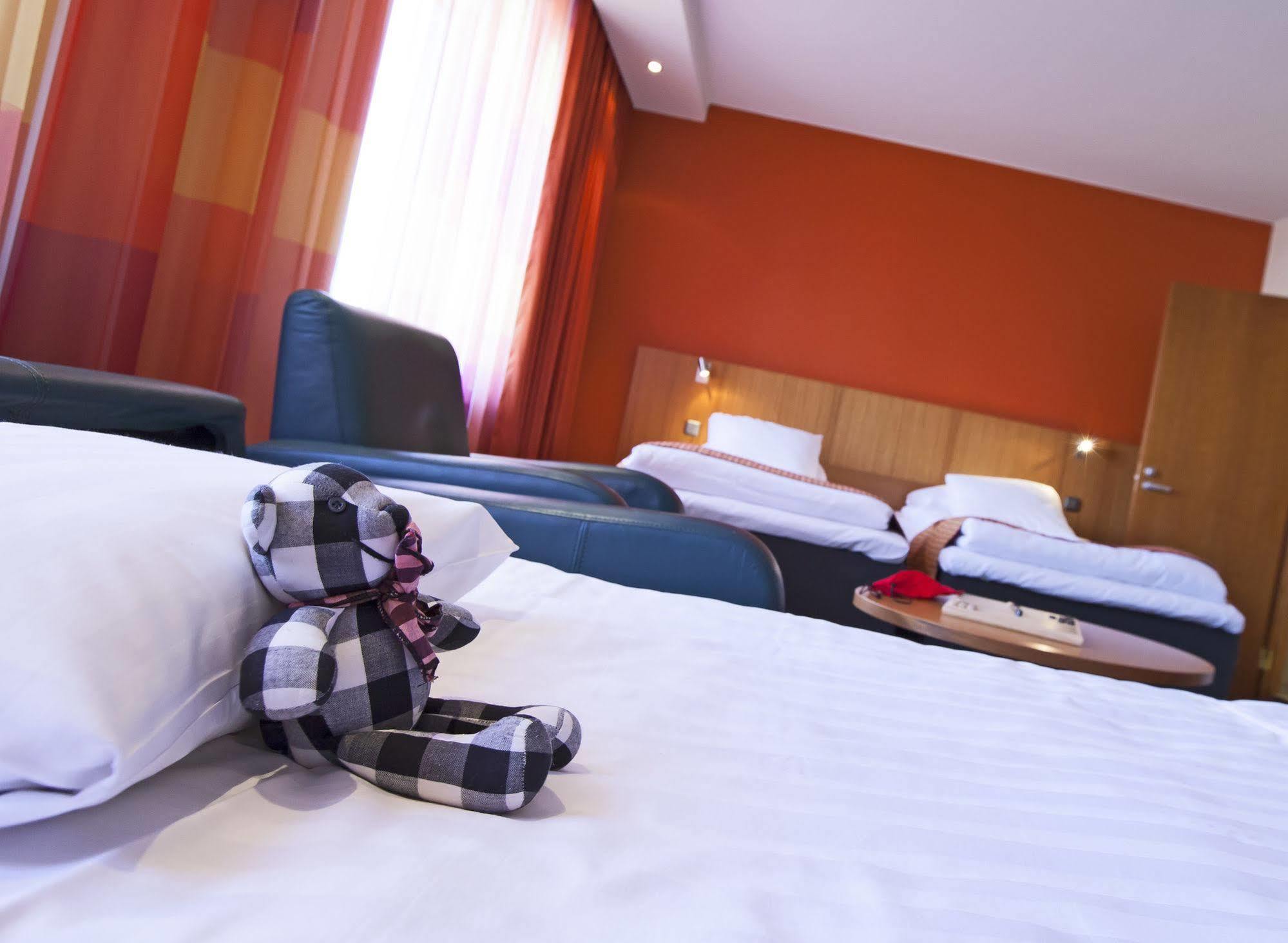 Hotel Oscar فاركاوس المظهر الخارجي الصورة