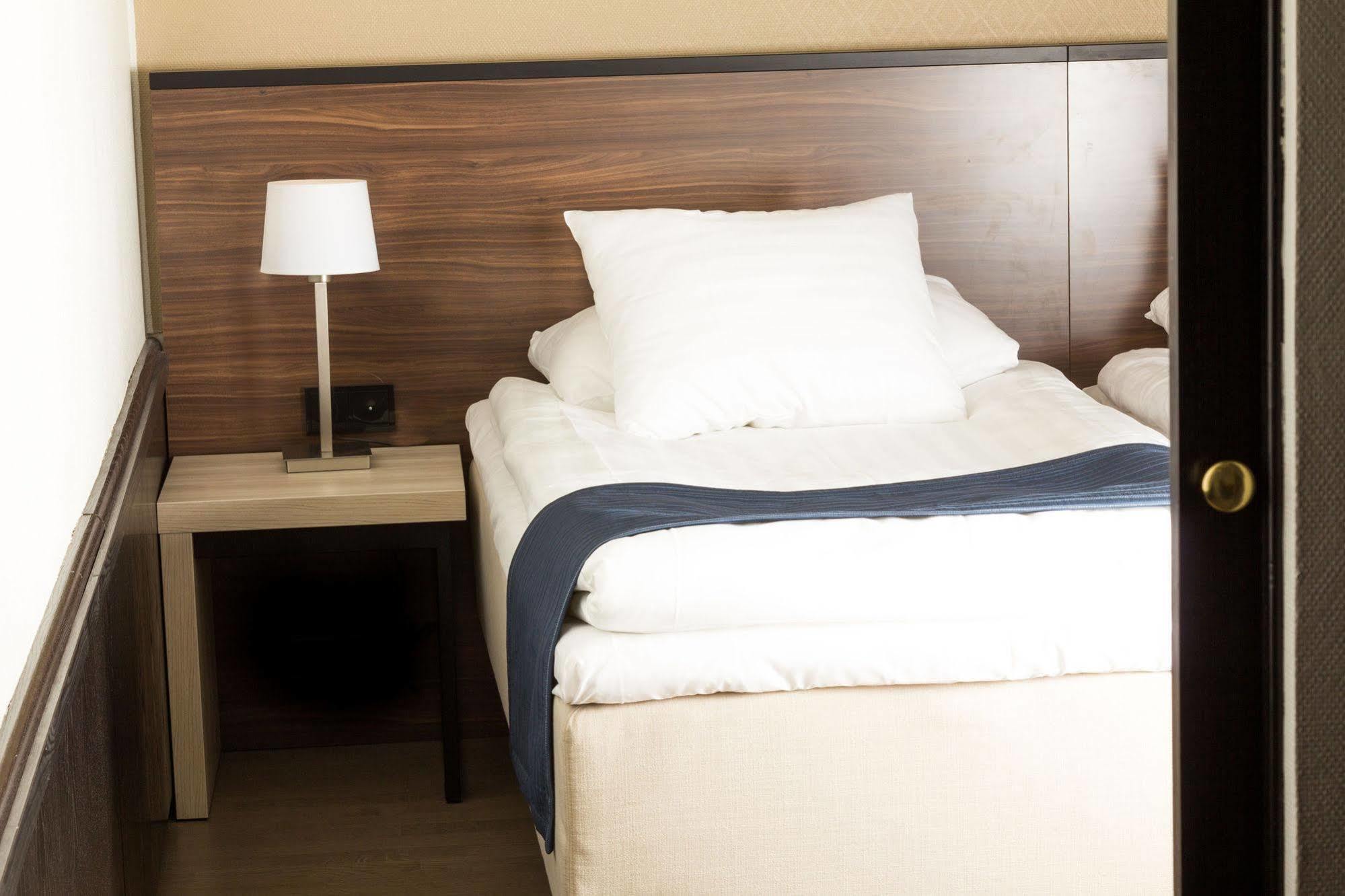 Hotel Oscar فاركاوس المظهر الخارجي الصورة